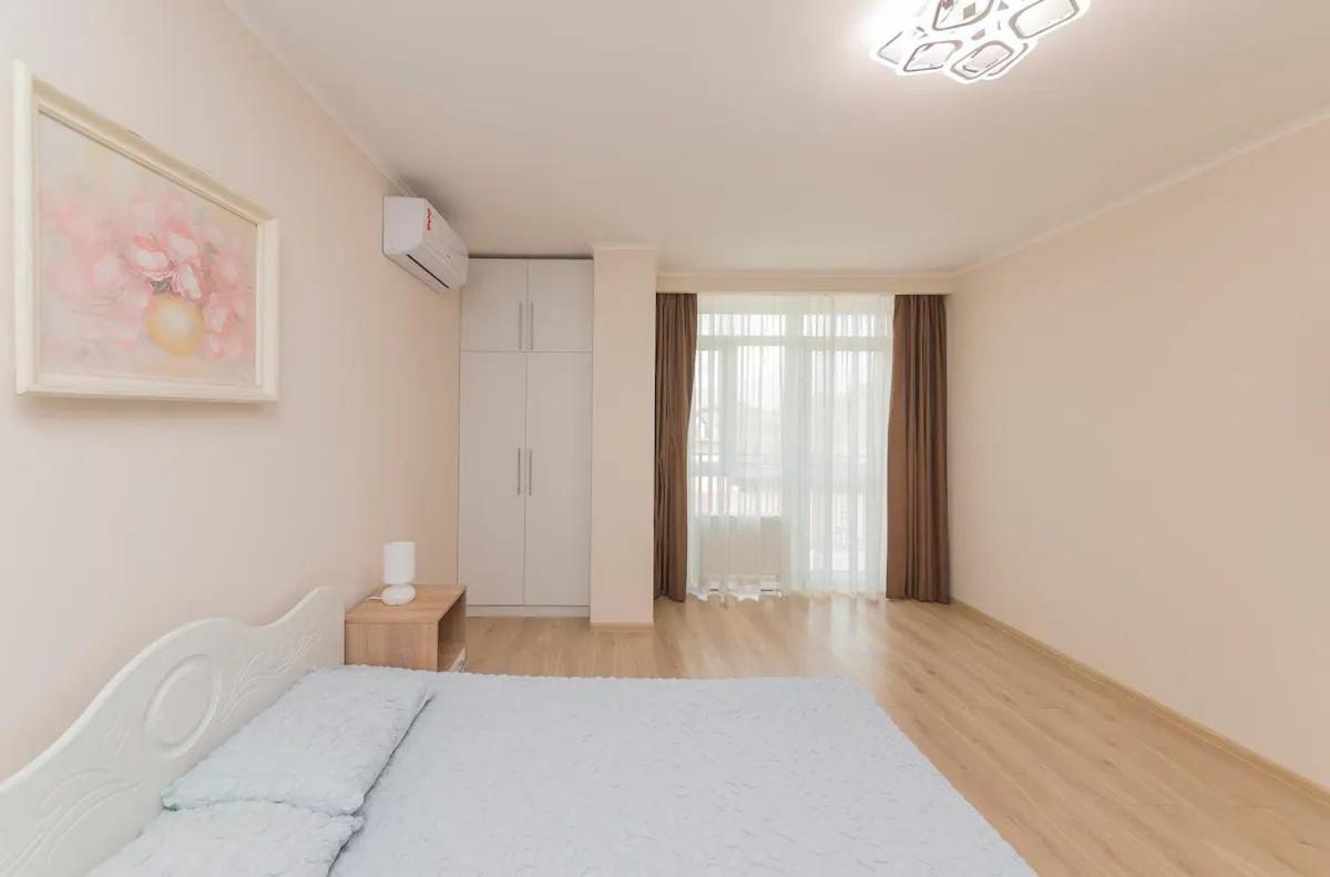 Comfortable Apartment In The Centre Одеса Екстер'єр фото